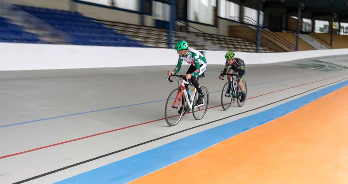 Las carreras de ciclismo volvieron al magnífico velódromo después de su renovación