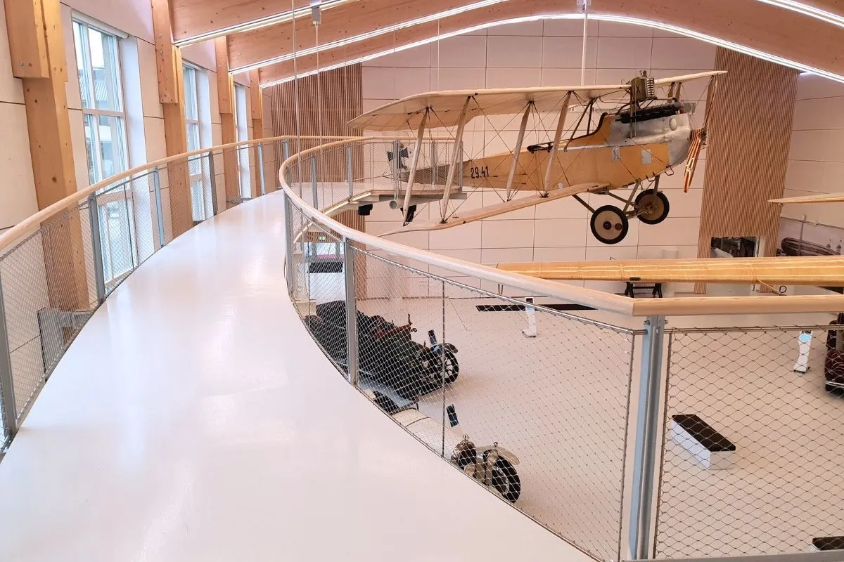 El elegante suelo del nuevo espacio de exposición incorpora una gran experiencia técnica de MC.