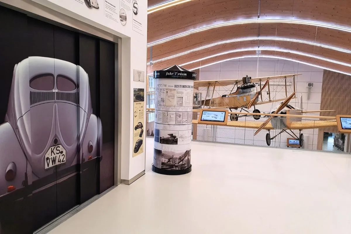 Los automóviles y aviones en cuyo desarrollo Ferdinand Porsche desempeñó un papel fundamental se presentan en una superficie de unos 4.500 m².