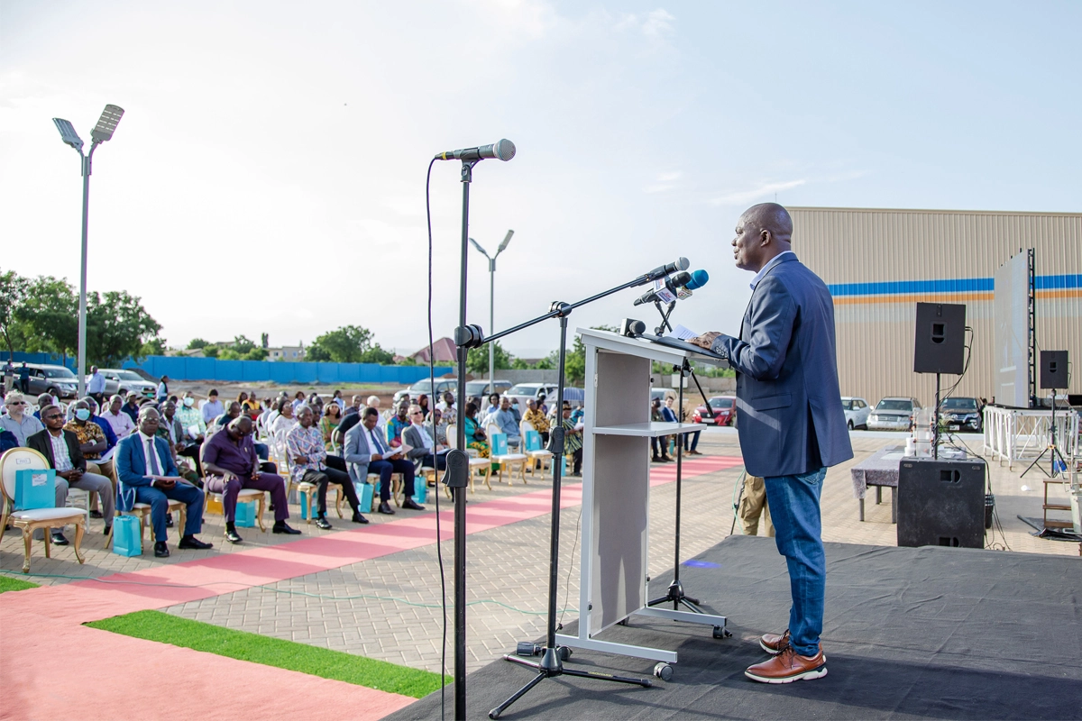 Noble Bediako, Director General de MC-Bauchemie Ghana, da la bienvenida a los invitados. 