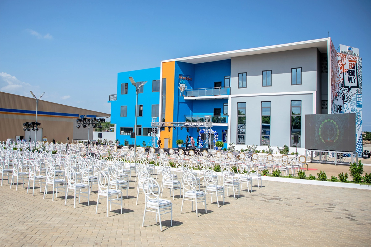 Vista frontal del nuevo edificio de oficinas de tres plantas de MC-Bauchemie Ghana.