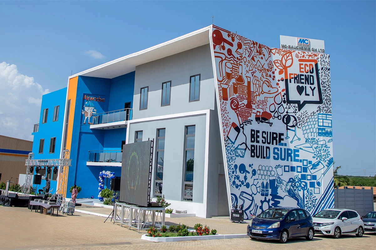 Vista lateral del nuevo edificio de oficinas de MC-Bauchemie Ghana con una vista de la fachada de diseño creativo.