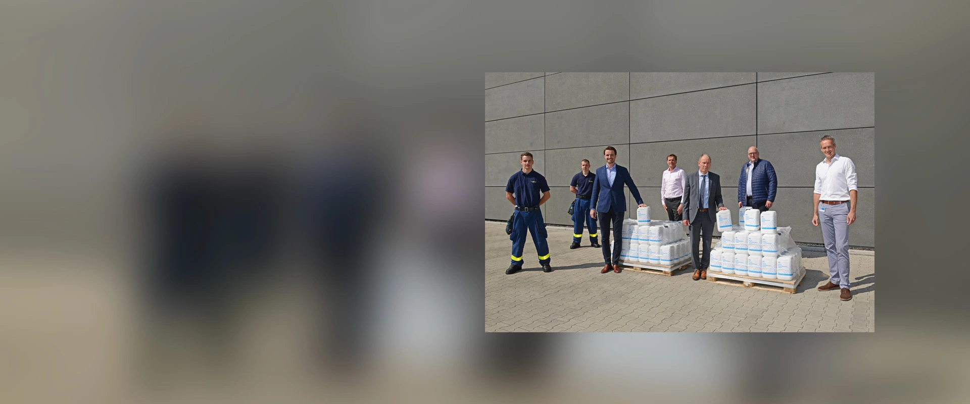 Entrega de los 100 envases de cinco litros de desinfectante de la producción interna de MC-Bauchemie al alcalde de Bottrop, Bernd Tischler, en la sede de la empresa en Am Kruppwald.