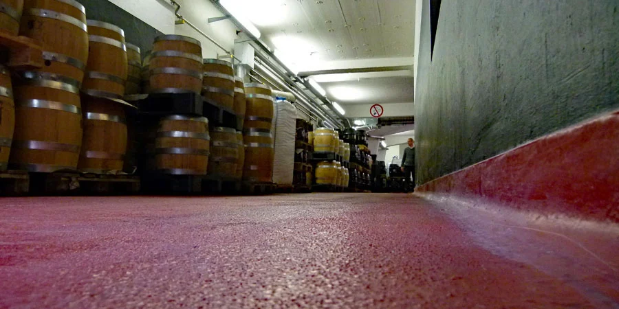 Vista del interior de una cervecería: MC-DUR PowerCoat, el nuevo suelo híbrido PU/mineral de MC-Bauchemie