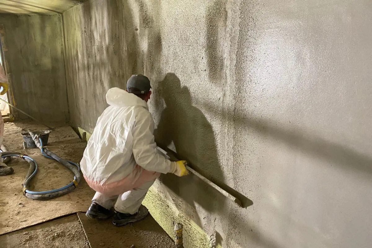 Se está nivelando el muro del depósito de agua.
