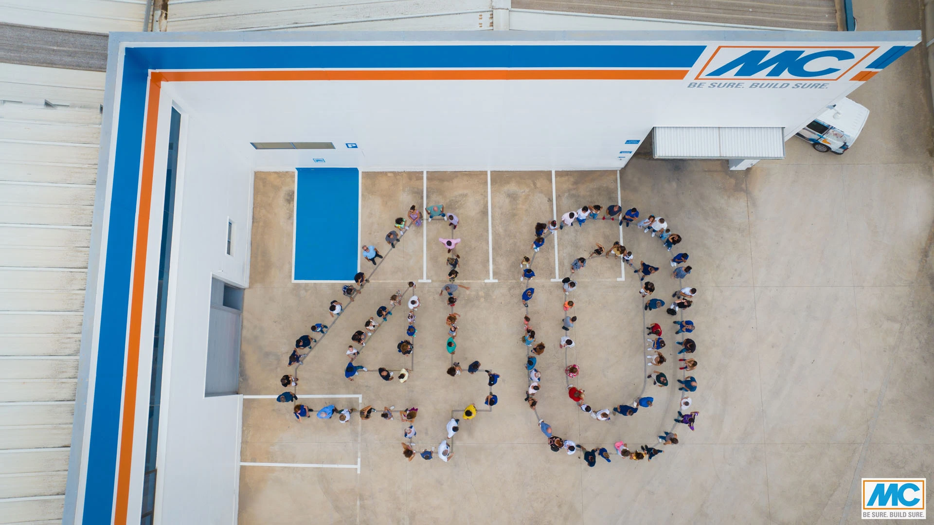Foto con dron: Al final de la jornada familiar, todos los invitados se alinearon en la zona exterior con la forma del número 