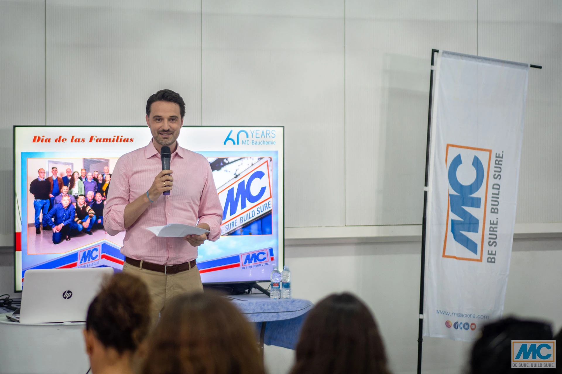 Tras las palabras de bienvenida de Carlos Safranez Jr., el Director General Nicolaus M. Müller pronunció un discurso en español sobre la historia del Grupo MC y su 60º aniversario.