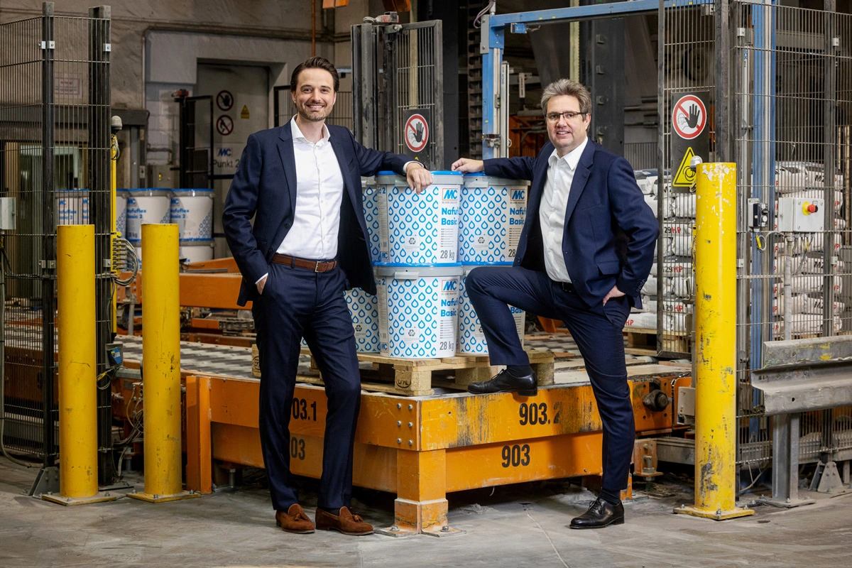 Nicolaus M. Müller (izquierda) y el Dr. Ekkehard zur Mühlen dirigen el Grupo MC-Bauchemie desde el 1 de enero de 2022.