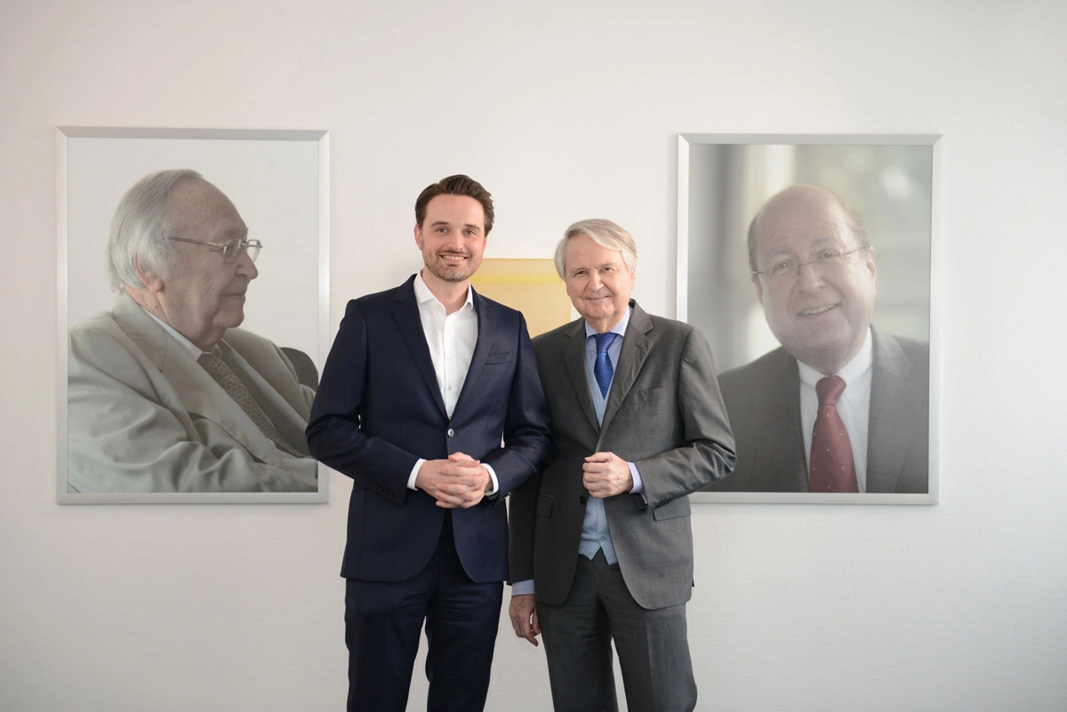 Tres generaciones de la familia de empresarios Müller: El Dr. Claus-M. Müller con su hijo Nicolaus delante de los retratos de su padre y fundador de la empresa, Heinrich W. Müller (izquierda; †2010) y de su hermano, el Dr. Bertram R. Müller (†2012).
