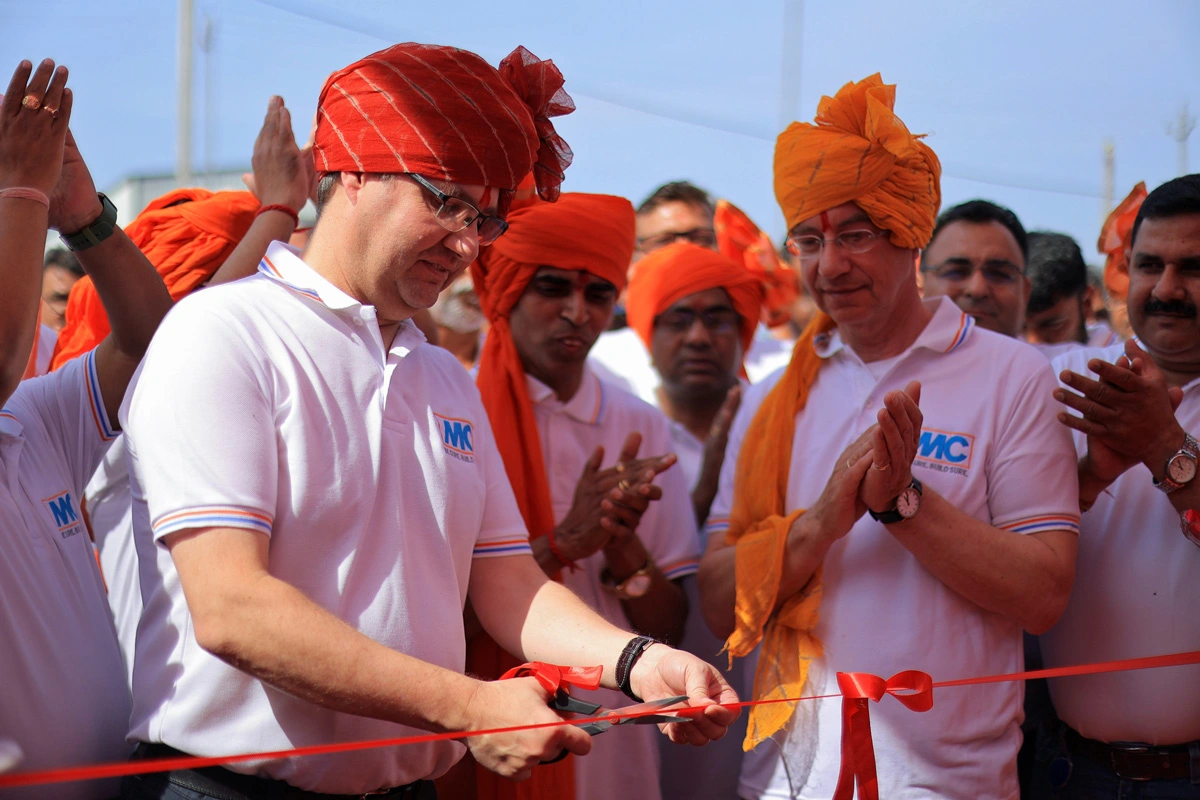 El Dr. Ekkehard zur Mühlen, uno de los dos directores generales del Grupo MC-Bauchemie, inaugura oficialmente la nueva fábrica de Halol cortando la cinta roja.