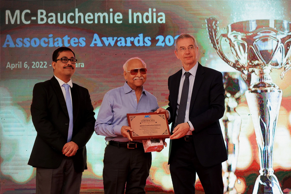 Christoph Hemming, Director Regional de MC-Bauchemie para India, Oriente Medio y África, y Pinaki Mukherjee, Director General de MC-Bauchemie India, entregan un premio a un cliente. 