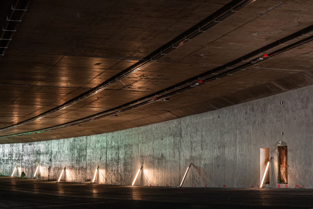 Para proteger los 8000 m² de superficie de las paredes del túnel se utiliza un sistema de revestimiento de superficies de MC-Bauchemie.